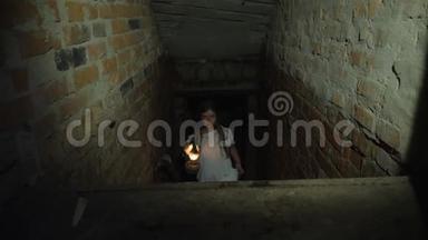 一个小女孩从黑暗的地窖爬<strong>上台</strong>阶